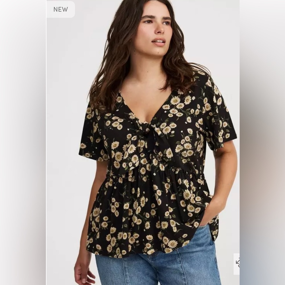 Great style is here with this beautiful Torrid tie front top.